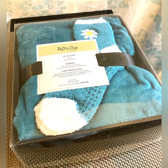 NEW in box Soft & Cozy set throw & socks - Picture 2 of 4